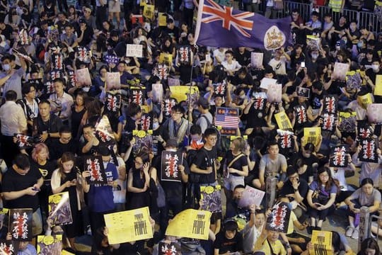 Demonstranten haben sich trotz einer verschärften Gangart Chinas erneut zu Protesten versammelt.