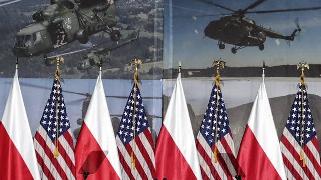 Die Fahnen von Polen und den USA bei einer Konferenz in Warschau.