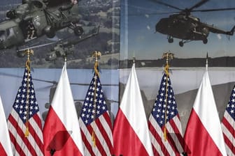 Die Fahnen von Polen und den USA bei einer Konferenz in Warschau.