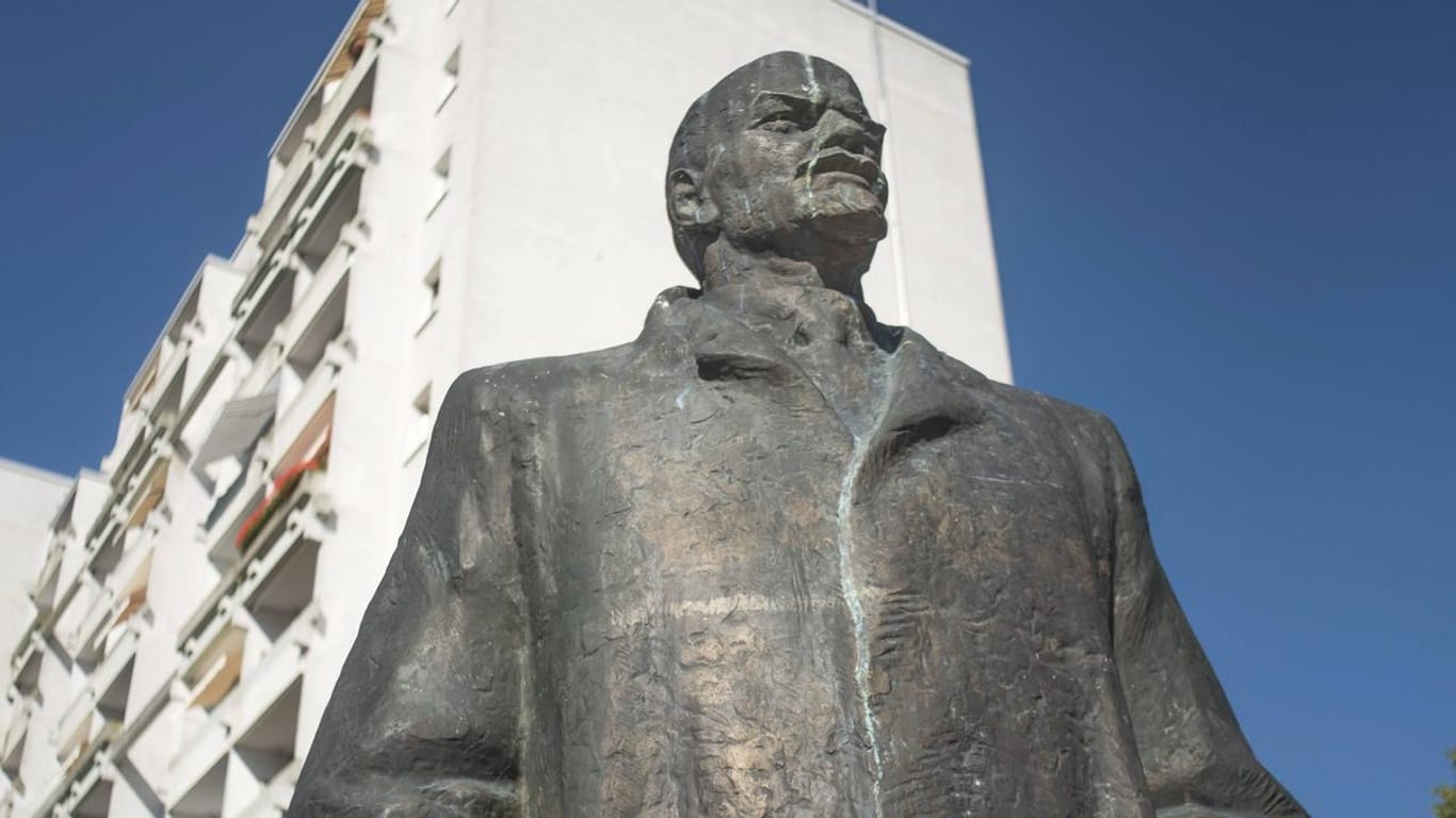 Lenin-Denkmal in Schwerin: Noch immer gehen Anträge auf Anerkennungen von DDR-Abschlüssen ein.