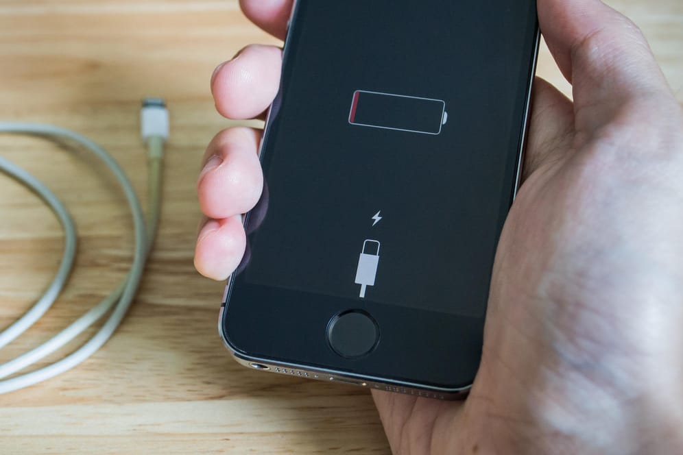 Ein Smartphone zeigt einen niedrigen Batteriestand an: Mit ein paar einfachen Tricks kann man Strom sparen.