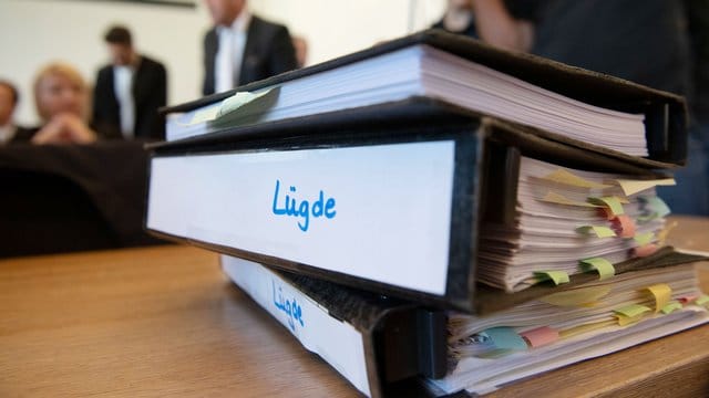 Aktenordner zum Missbrauchsfall Lügde auf dem Tisch eines Anwaltes.