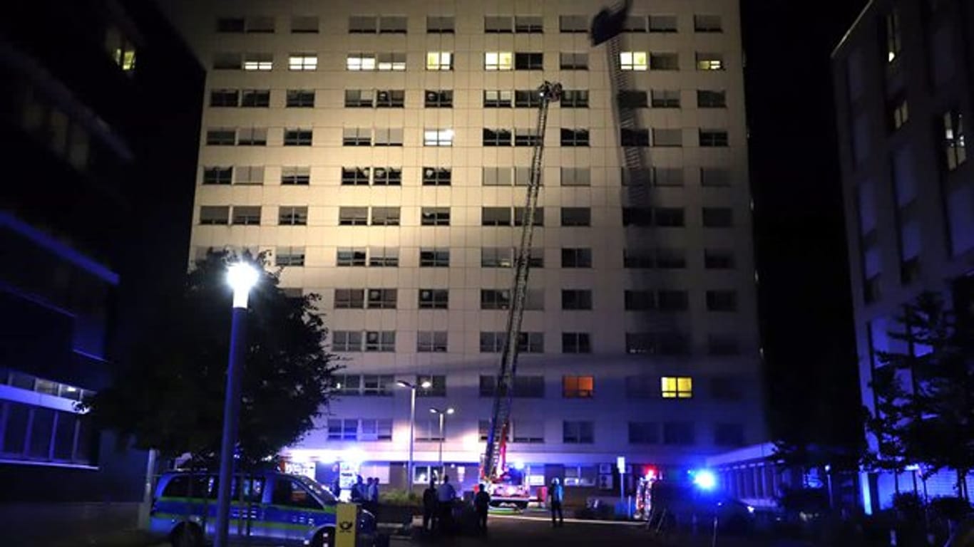 Rettungskräfte vor dem Krankenhaus in Mönchengladbach.
