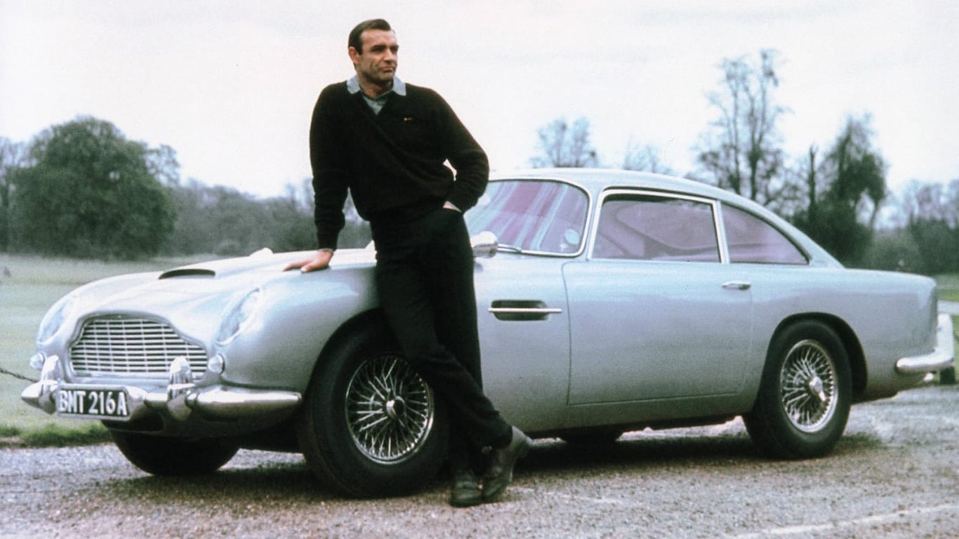Sean Connery mit dem Aston Martin DB5.