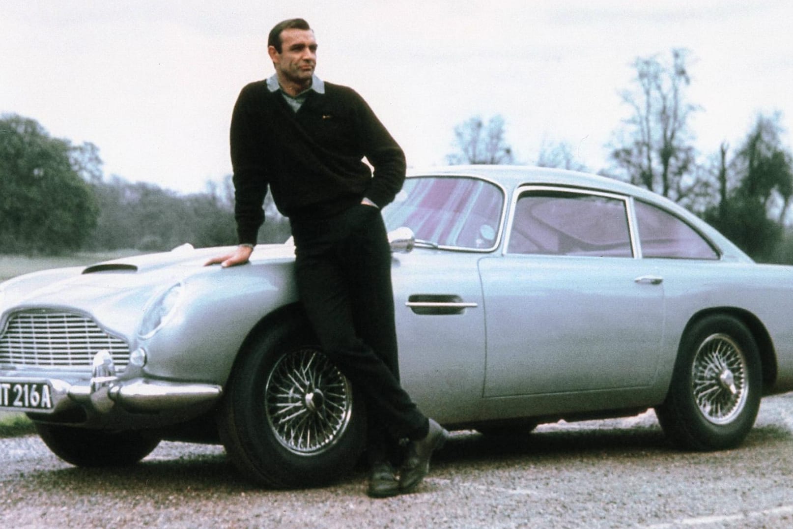 Sean Connery mit dem Aston Martin DB5.