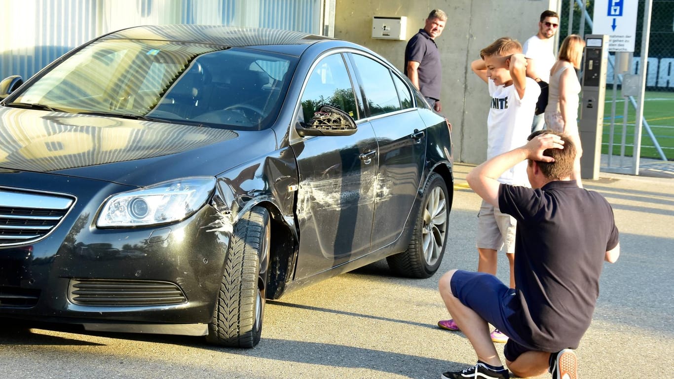 Vater und Sohn sind geschockt vom Unfallschaden: Fahrerflucht wird in Hagen ein zunehmendes Problem.