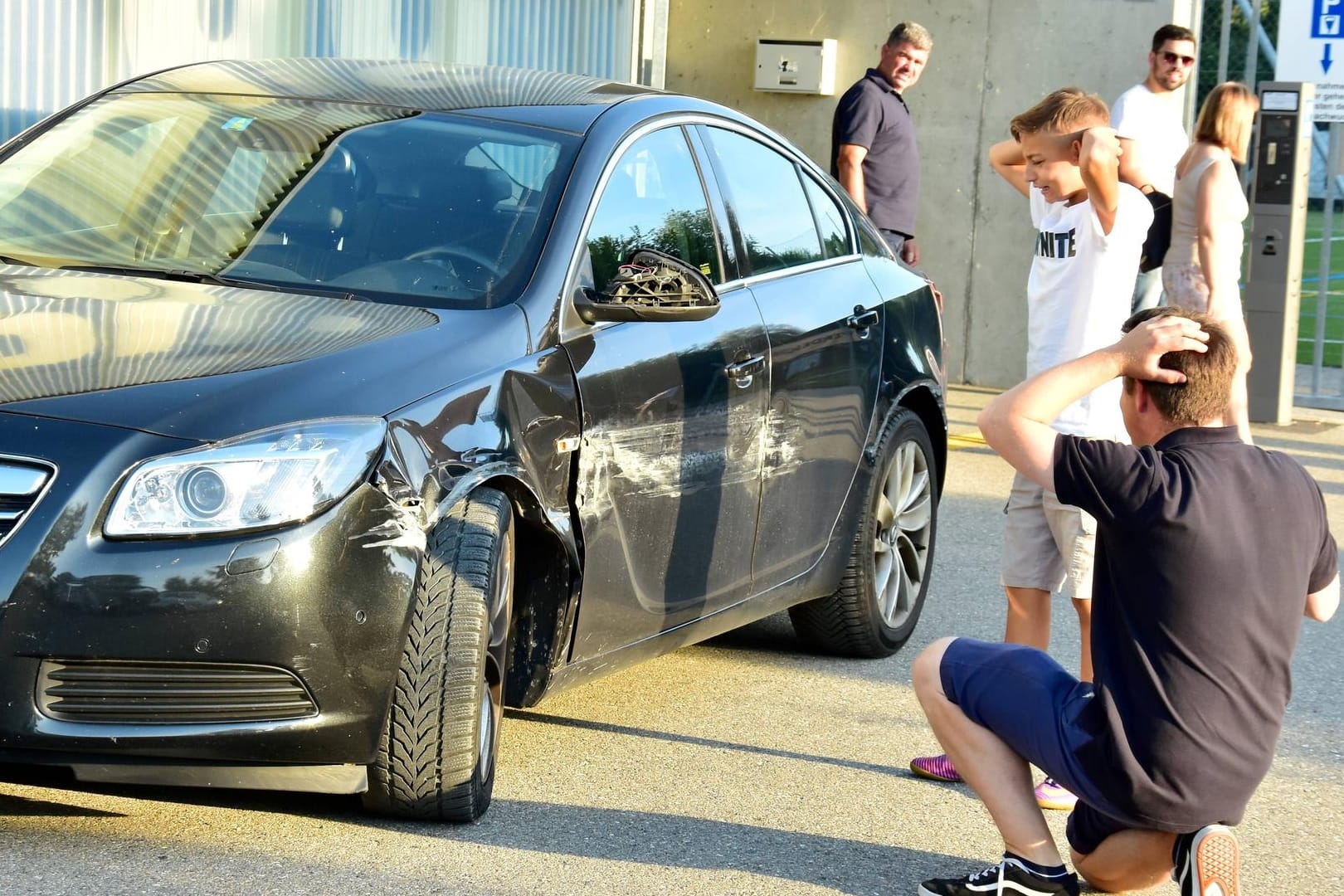 Vater und Sohn sind geschockt vom Unfallschaden: Fahrerflucht wird in Hagen ein zunehmendes Problem.