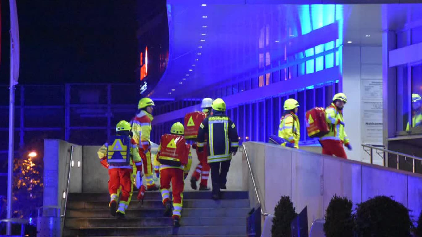 Brand in Mönchengladbach: Bei einem Feuer in einer Klink ist ein Mensch ums Leben gekommen, 22 wurden verletzt.