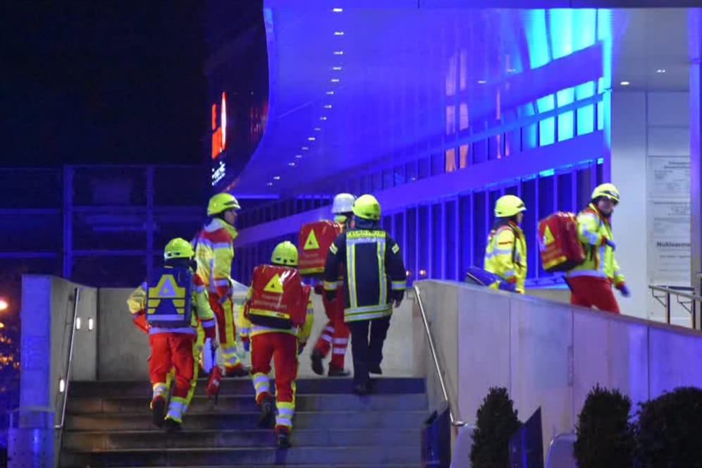 Brand in Mönchengladbach: Bei einem Feuer in einer Klink ist ein Mensch ums Leben gekommen, 22 wurden verletzt.
