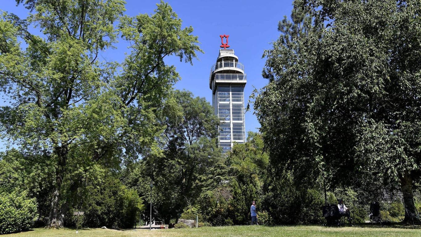 Der Grugaturm ist ein Aussichtsturm im Grugapark: Von oben startet am Freitag und Samstag jeweils um 22.45 Uhr die große Lasershow.