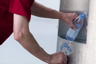 Ein Mann befüllt eine Flasche am Trinkwasserbrunnen: Zwölf neue Brunnen sollen ab Herbst auch in Köln aufgestellt werden.