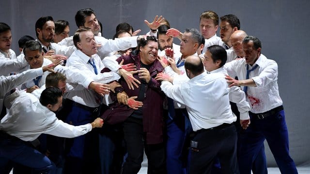 Viel Blut ist im Spiel: Luca Salsi als Simon Boccanegra, M).