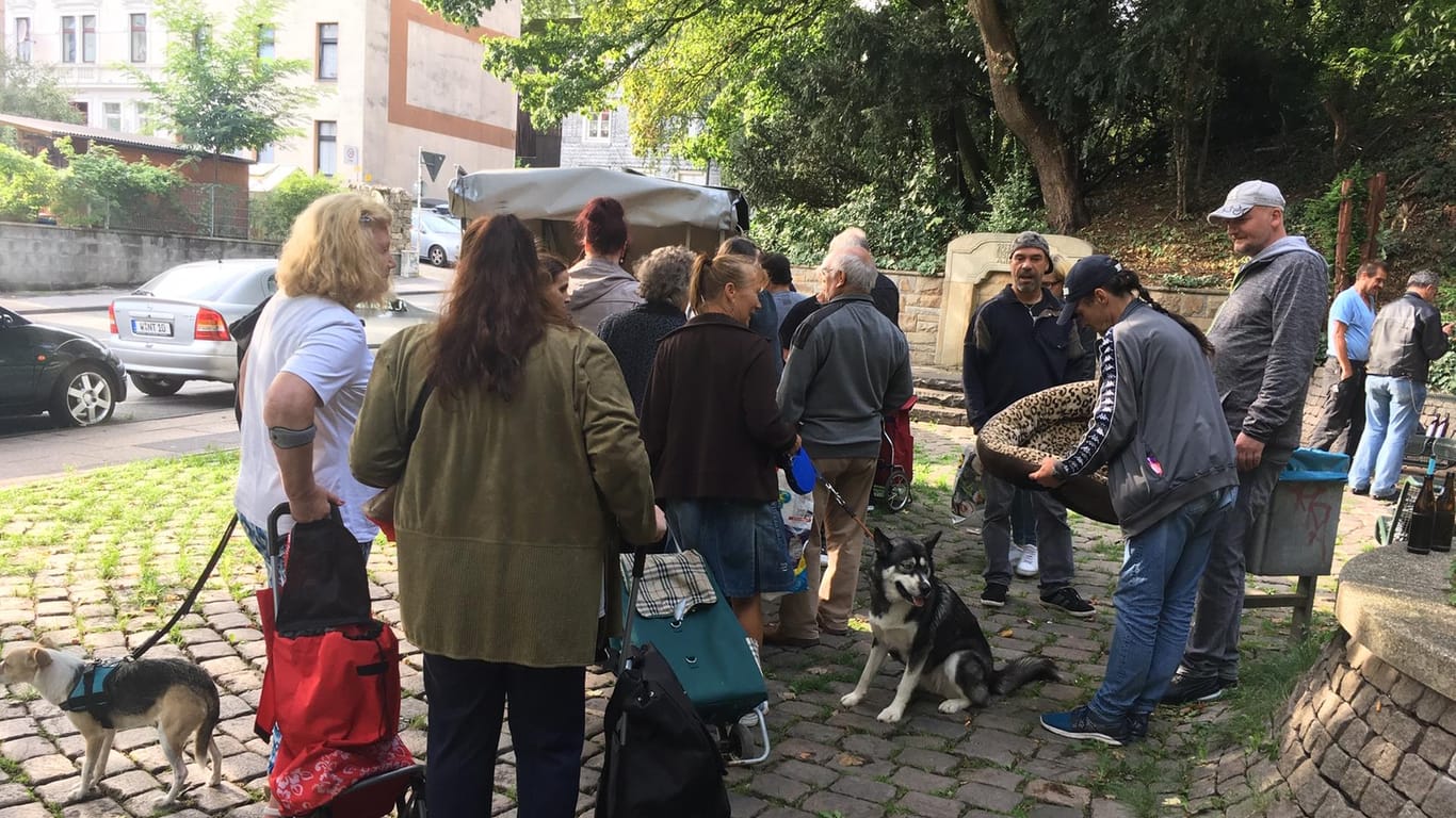 Eine Schlange bildet sich vor einem Anhänger in Wuppertal: Dort stehen Bedürftige bei der mobilen Tiertafel an, um Futter für ihre Tiere abzuholen.