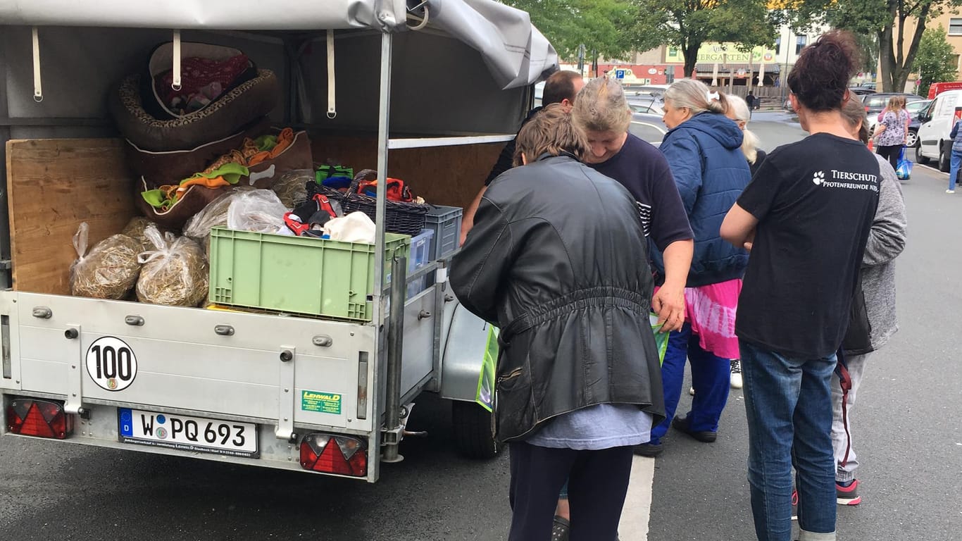 Ein prall gefüllter Anhänger: Rund anderthalb Tonnen Nass- und Trockenfutter verteilt die Tiertafel Wuppertal einmal im Monat.