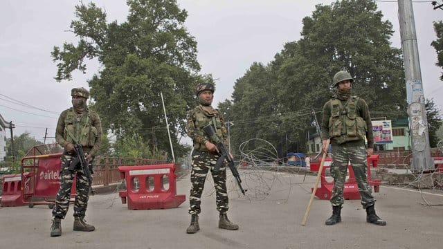 Indische Soldaten stehen an einem provisorischen Kontrollposten in Kaschmir.