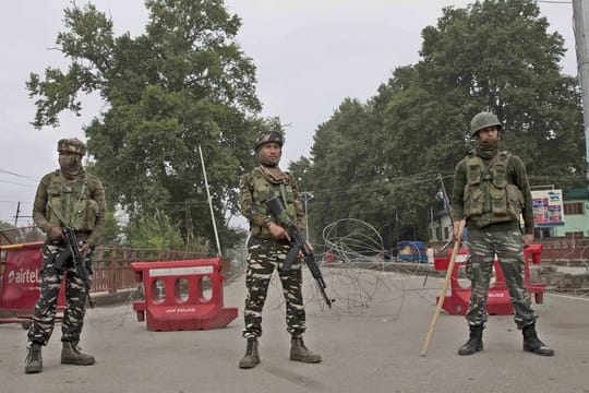 Indische Soldaten stehen an einem provisorischen Kontrollposten in Kaschmir.