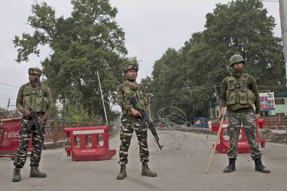 Indische Soldaten stehen an einem provisorischen Kontrollposten in Kaschmir.
