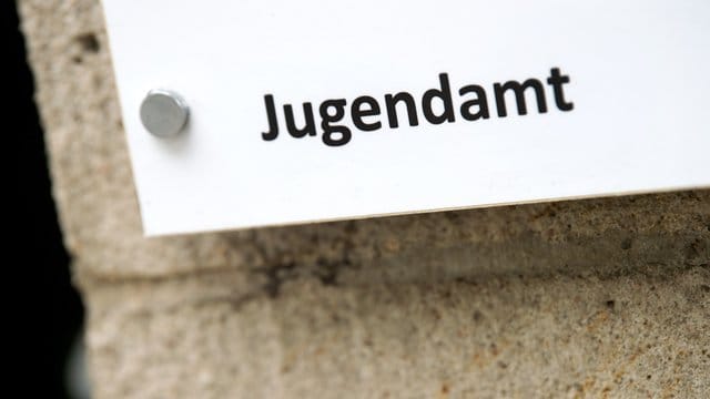 Die Jugendämter mussten 2018 wegen Gewalt häufiger Kinder aus Familien nehmen.