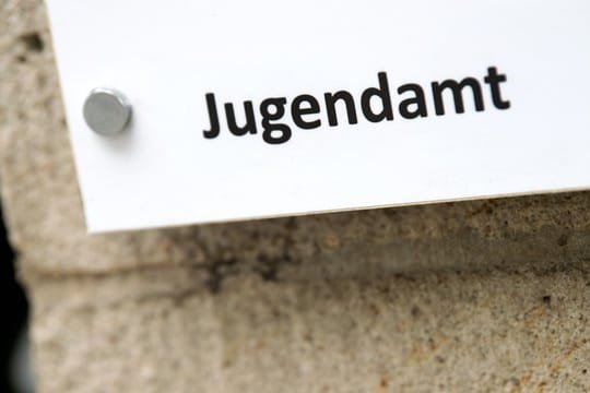 Die Jugendämter mussten 2018 wegen Gewalt häufiger Kinder aus Familien nehmen.