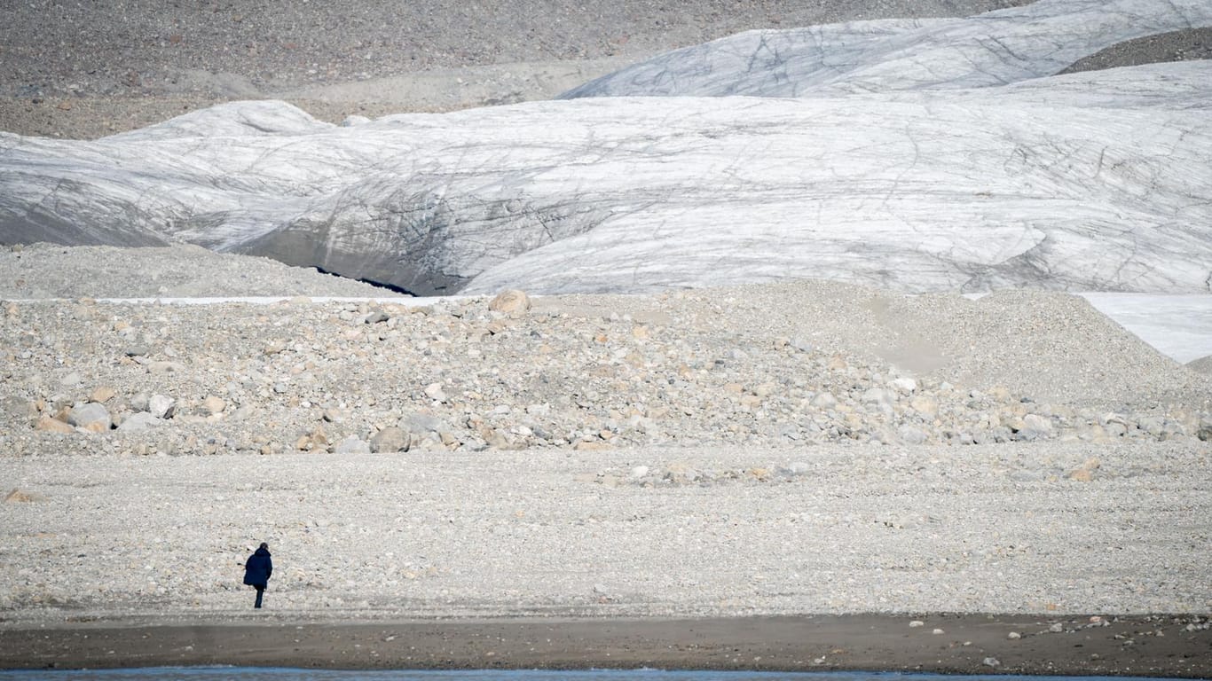 Heiko Maas auf dem Weg zum Gletscher: Früher reichte das Eis bis ins Meer – heute muss der Außenminister über Geröll wandern, um den Gletscher zu erreichen.