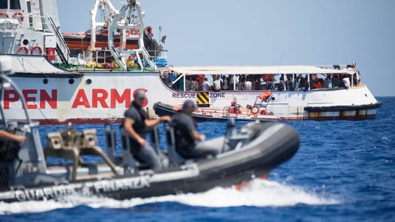 Ein Schlauchboot der der italienischen Küstenwache fährt um das Rettungsschiff "Open Arms" herum.