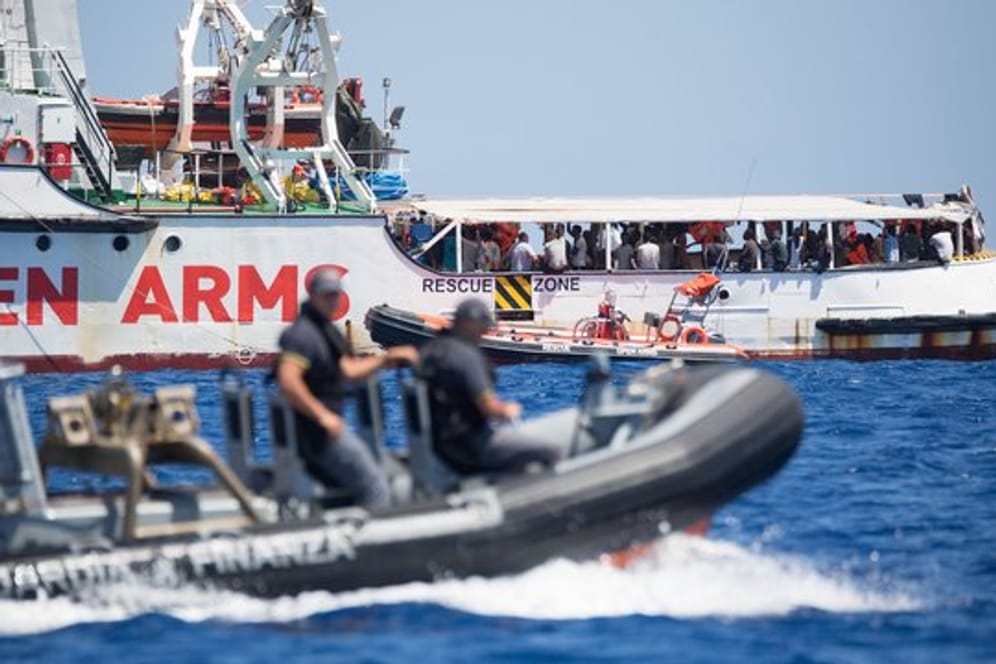 Ein Schlauchboot der der italienischen Küstenwache fährt um das Rettungsschiff "Open Arms" herum.
