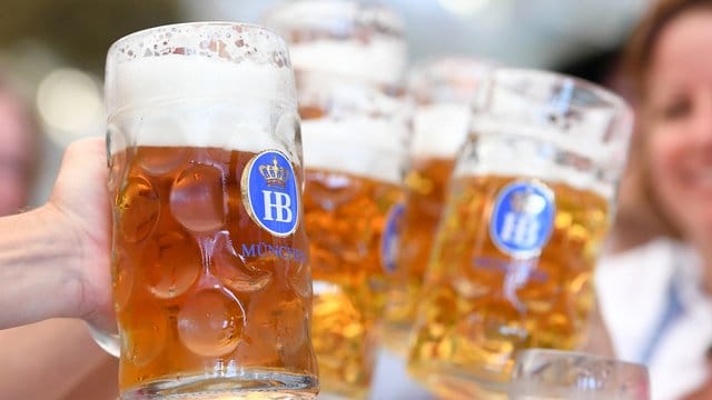Gemeinsam ein Bier auf dem Volksfest trinken - dann aber bitte nicht mehr mit dem Auto fahren. Gemeinsam ein Bier auf dem Volksfest trinken - dann aber bitte nicht mehr mit dem Auto fahren.