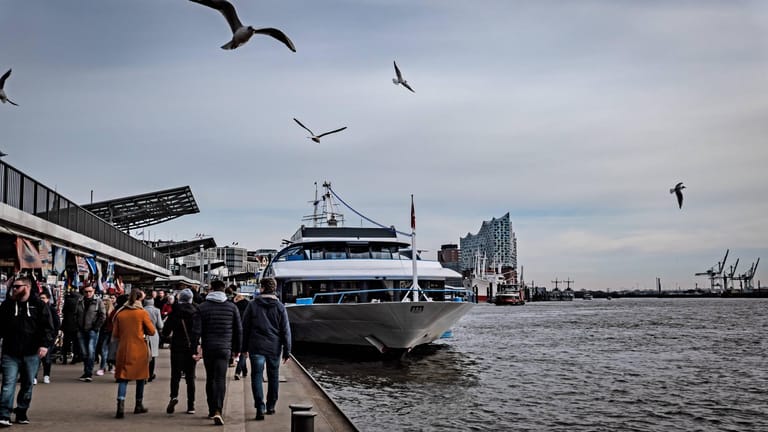 St. Pauli-Landungsbrücken: eine große Anlegestelle für Schiffe in Hamburg