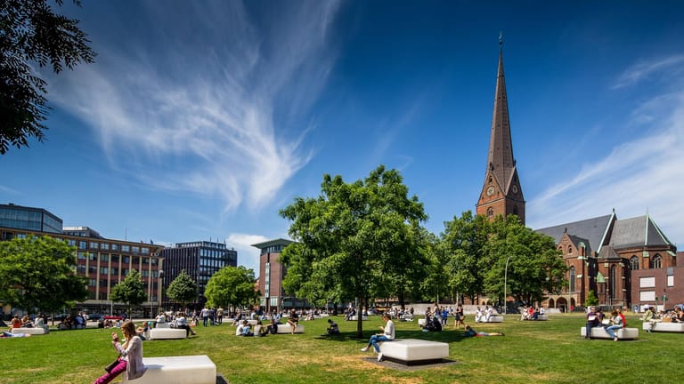 Domplatz in Hamburg: Im Hintergrund befindet sich die Sankt Petri-Hauptkirche in Hamburg.
