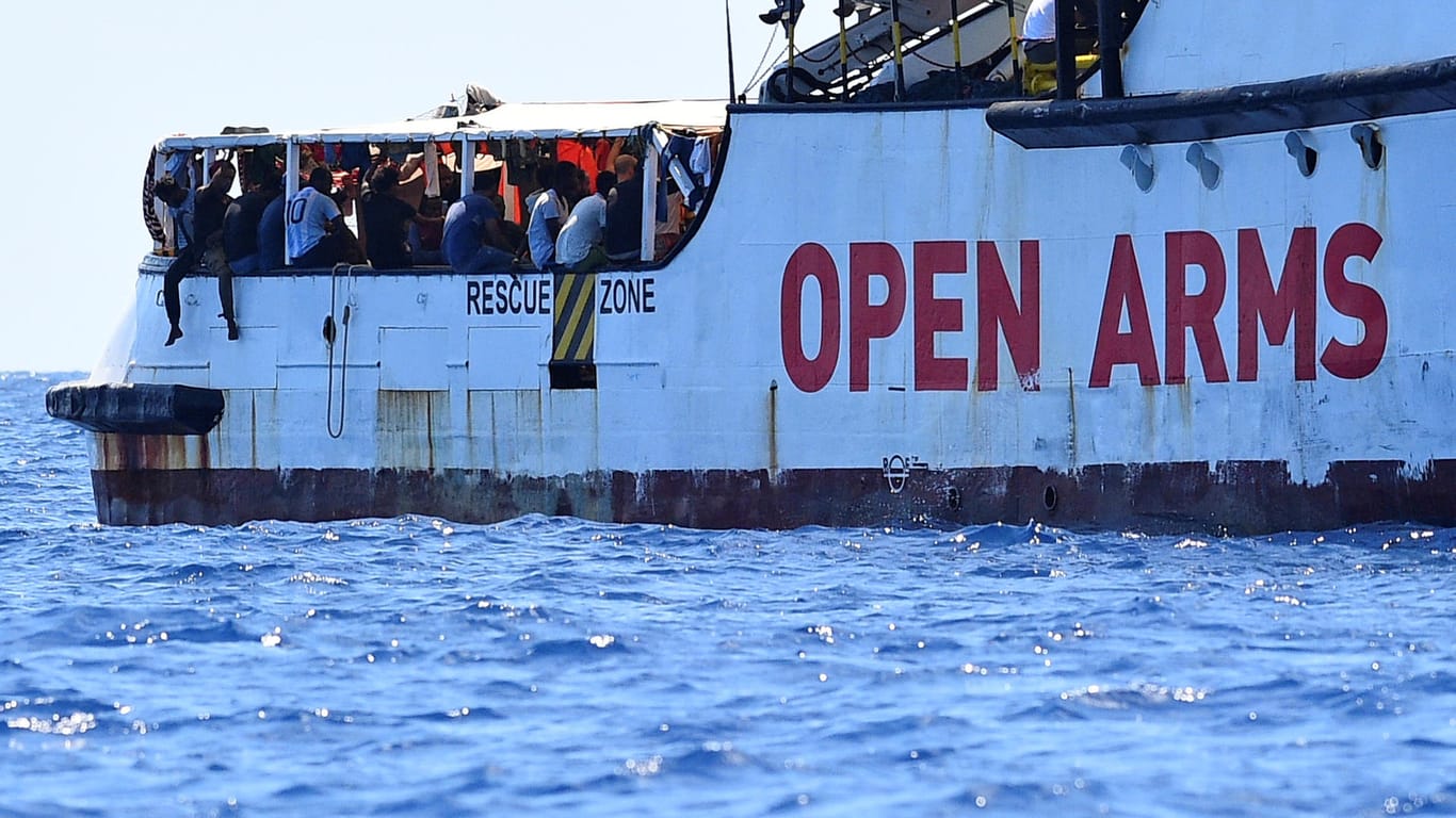 Rettungsschiff "Open Arms": Mehrere Gerettete durften das Schiff wegen medizinischer Probleme verlassen.