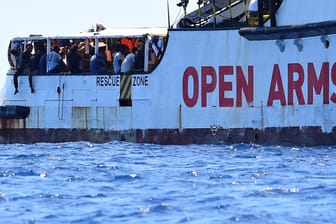 Rettungsschiff "Open Arms": Mehrere Gerettete durften das Schiff wegen medizinischer Probleme verlassen.
