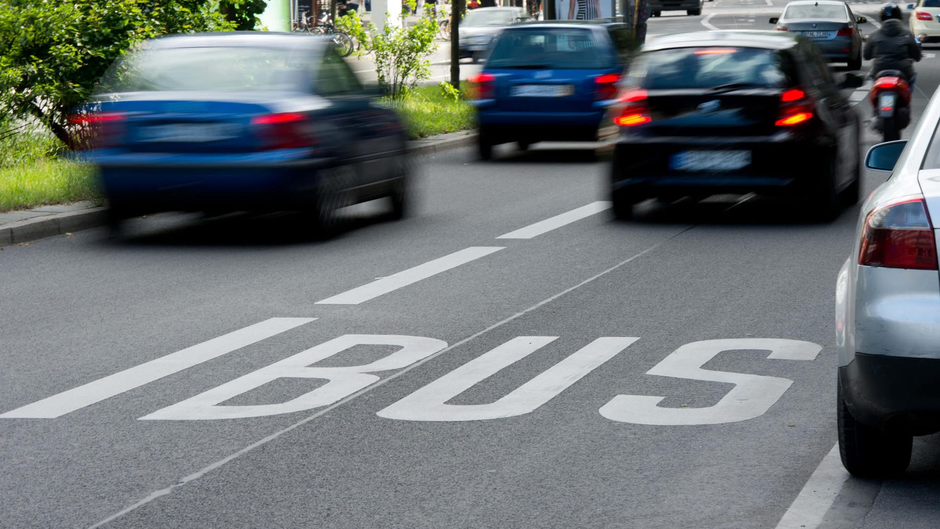 Ein Auto fährt auf einer Busspur: Scheuer will Busspuren für E-Tretroller und Pkw mit Fahrgemeinschaften öffnen.