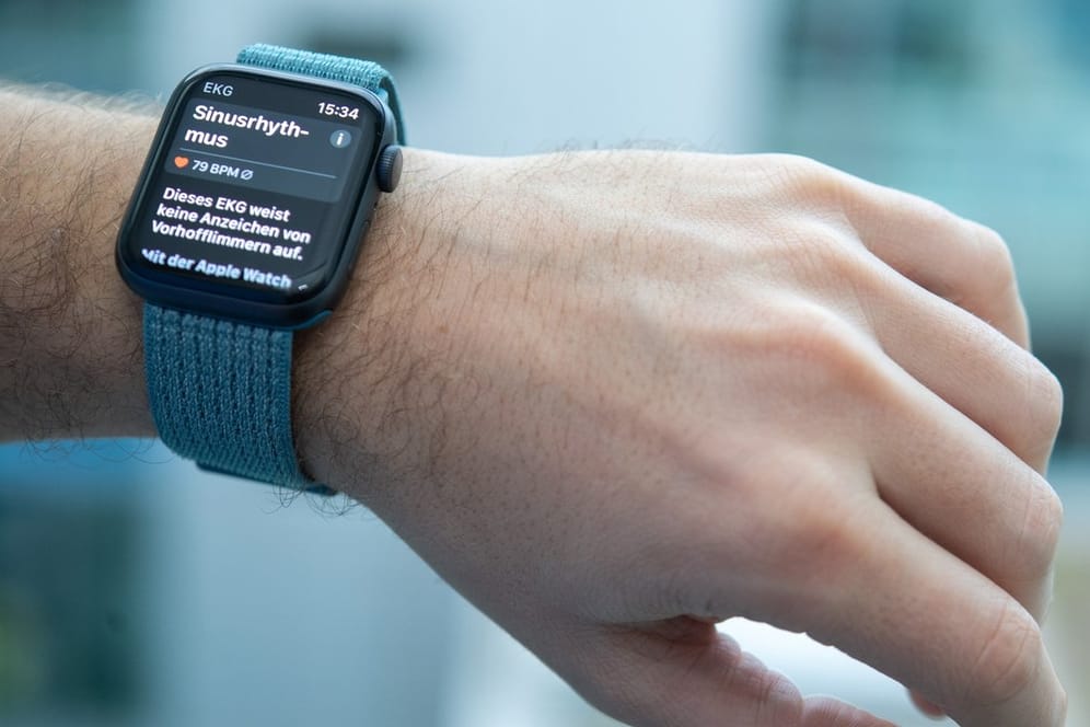 Ein Mann schaut auf das EKG seiner Apple Watch: Seit diesem Jahr ist die Funktion auch in Deutschland verfügbar.