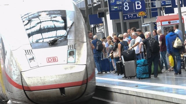 Bundeswehr und Bahn haben sich auf Gratis-Bahnfahrten für Soldaten geeinigt - zunächst im Fernverkehr.