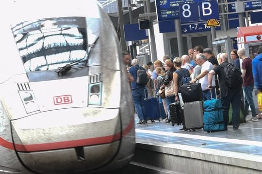 Bundeswehr und Bahn haben sich auf Gratis-Bahnfahrten für Soldaten geeinigt - zunächst im Fernverkehr.