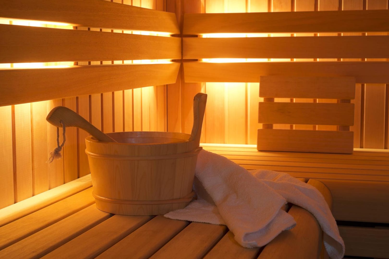 Sauna: Die Körpertemperatur kann beim Saunieren auf bis zu 40 Grad Celsius ansteigen.