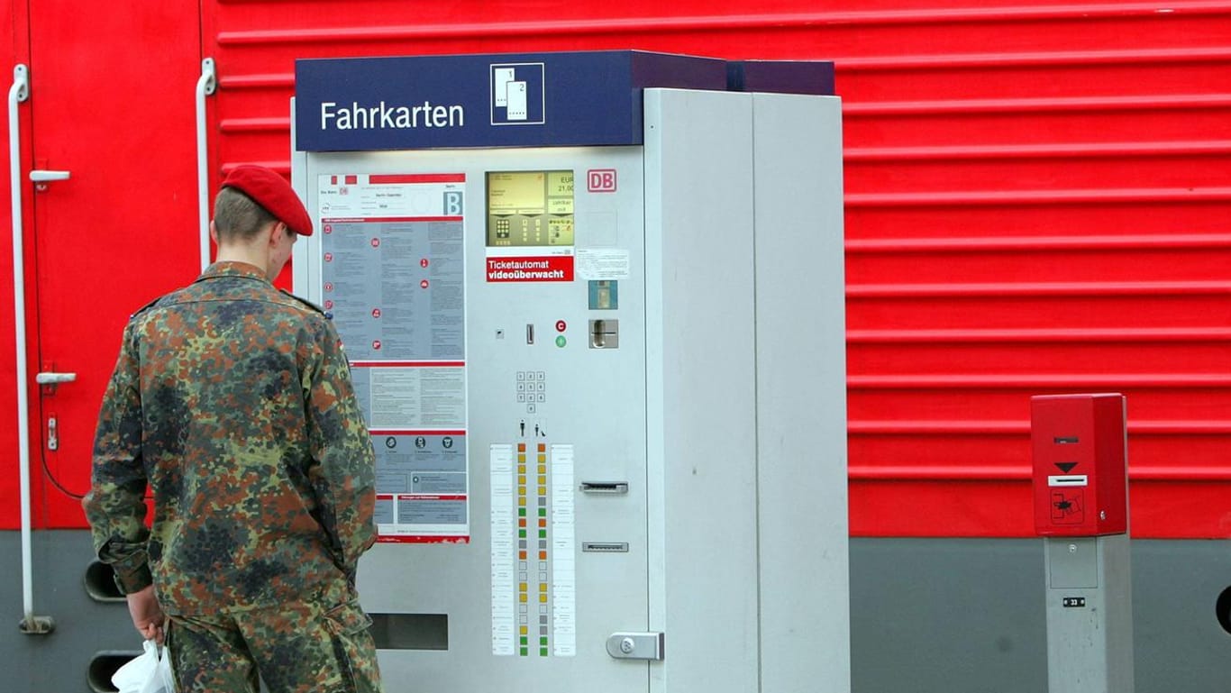 Ein Soldat steht an einem Fahrkartenautomat (Archivbild): Künftig sollen uniformierte Soldaten umsonst mit der Bahn fahren können.