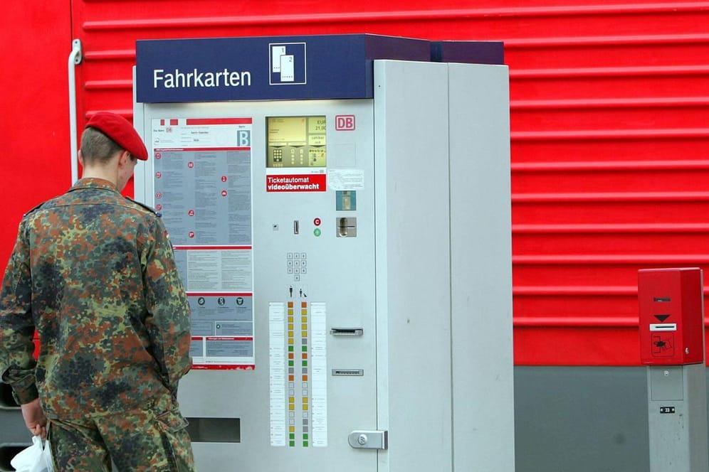 Ein Soldat steht an einem Fahrkartenautomat (Archivbild): Künftig sollen uniformierte Soldaten umsonst mit der Bahn fahren können.