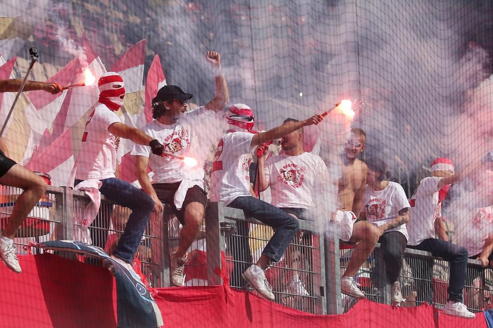 Mainzer Ultras mit Bengalos: Die Fans haben sich für die Pyroshow entschuldigt.