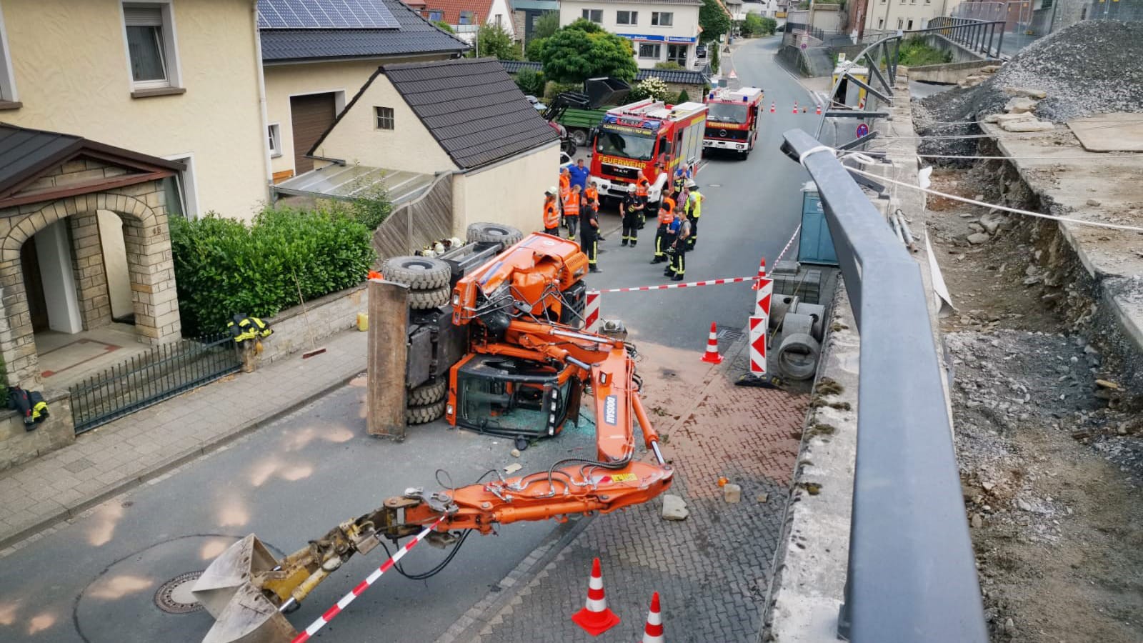 Ein 17 Tonnen schwerer Bagger liegt auf der Strasse