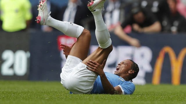 Manchester Citys Leroy Sané hat sich schwer am Knie verletzt.