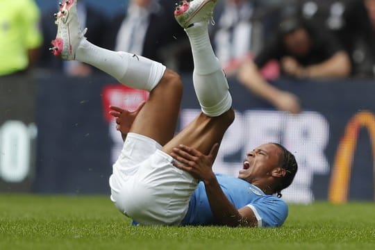 Manchester Citys Leroy Sané hat sich schwer am Knie verletzt.