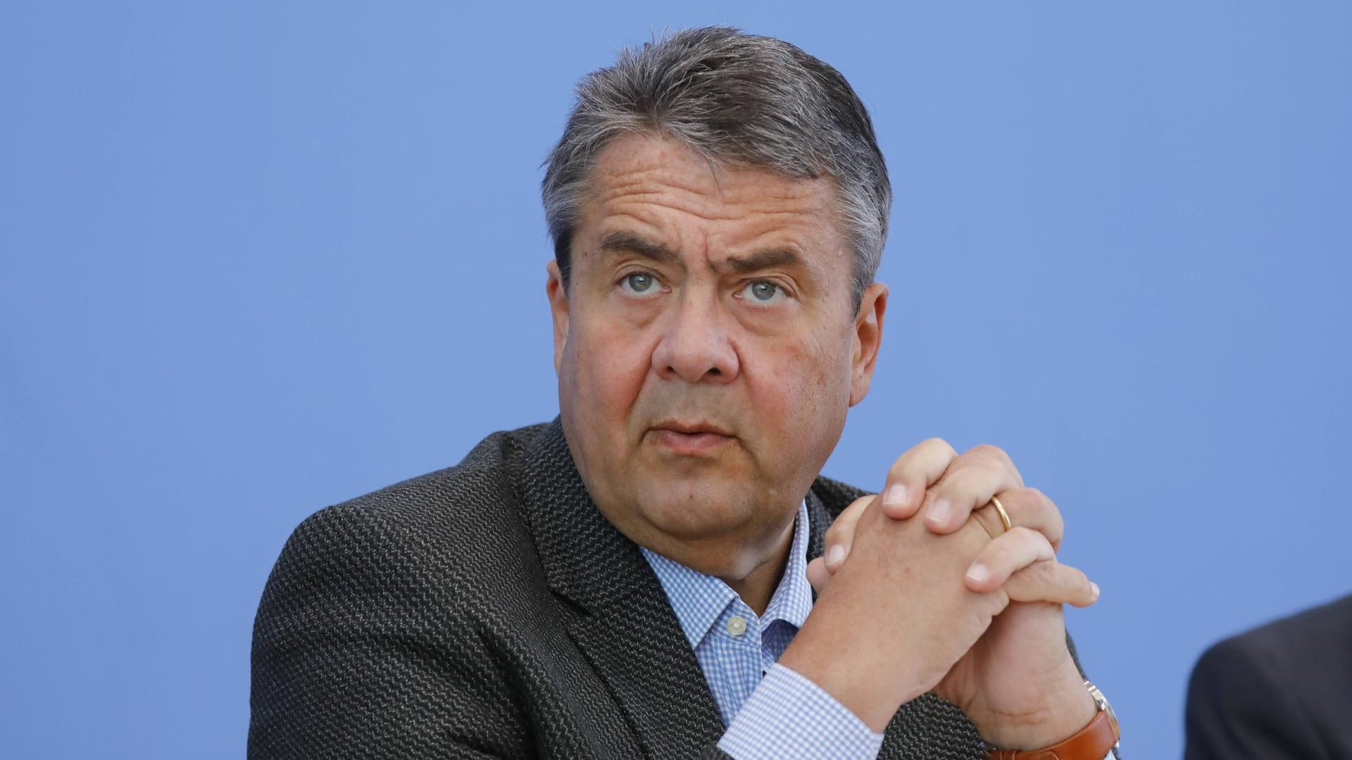 Ex-Minister Sigmar Gabriel darf einen Posten im Aufsichtsrat eines polnischen Unternehmen nicht wahrnehmen.