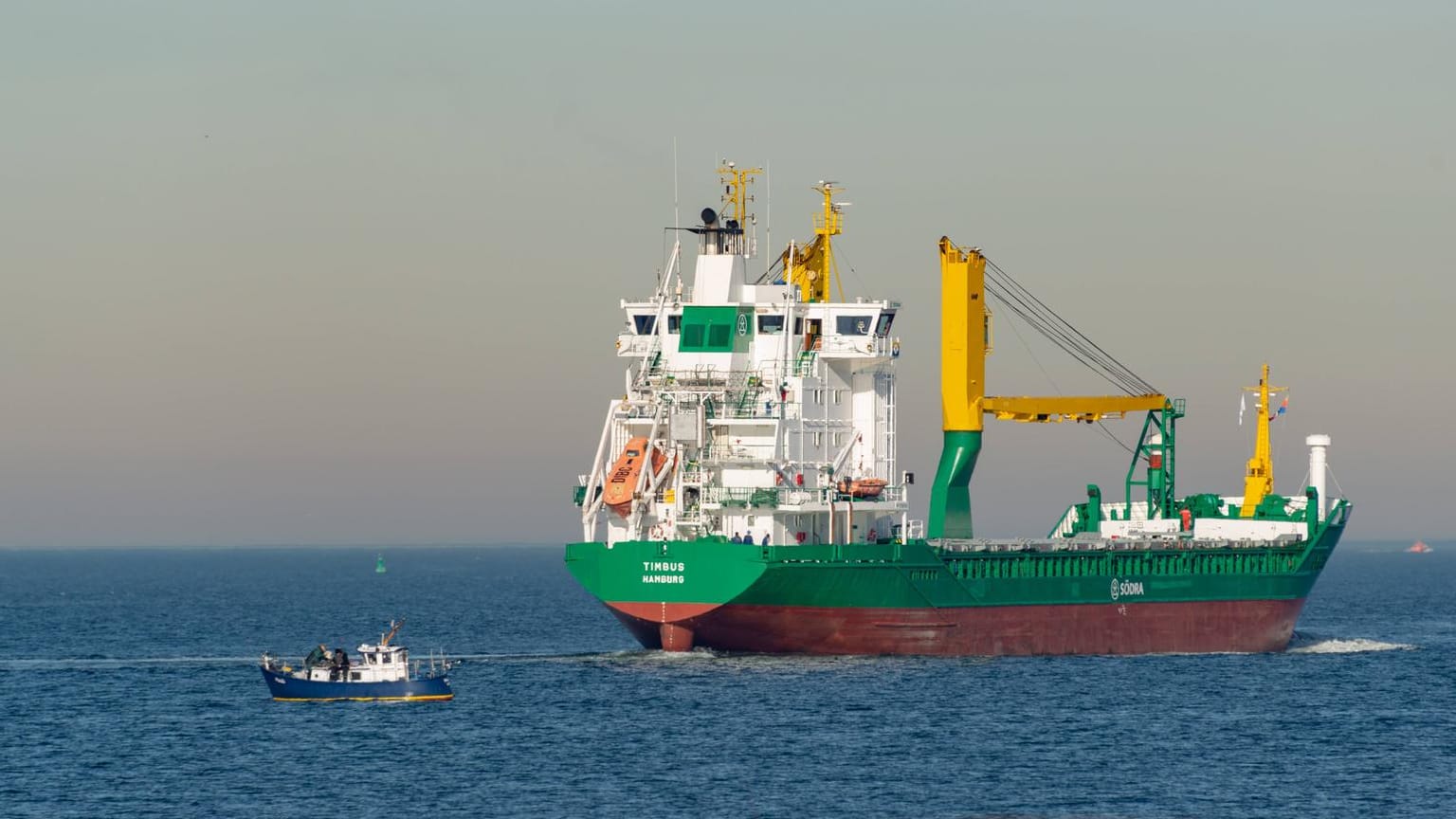 Ein Mehrzweckfrachter (Symbolbild): Ein deutsches Frachtschiff ist vor der Küste Kameruns von Piraten angegriffen worden.