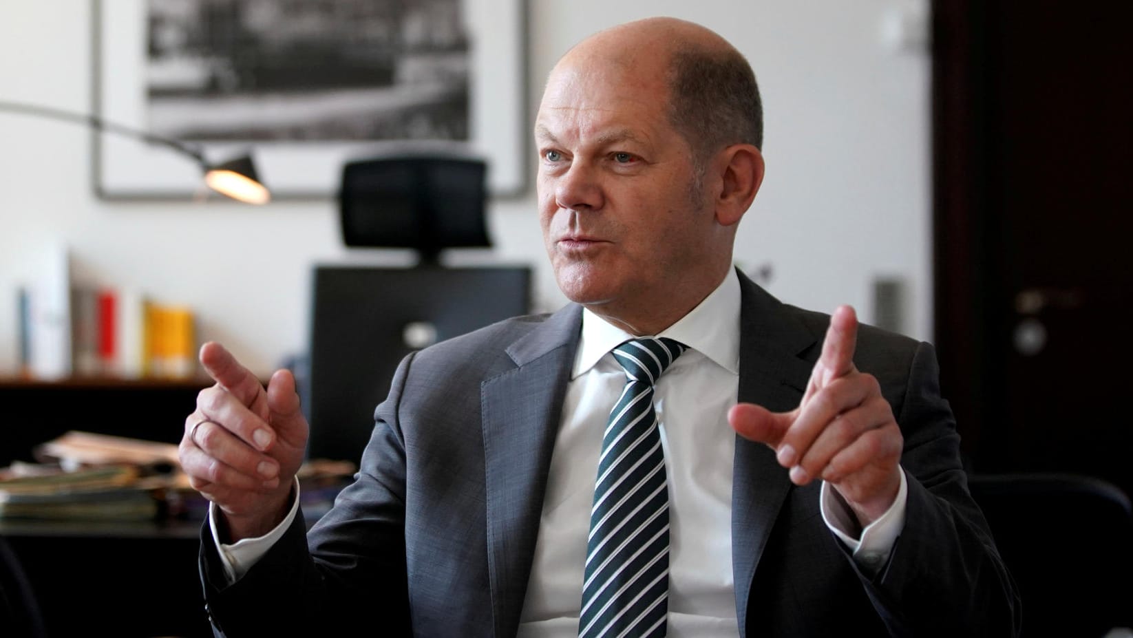 Olaf Scholz wirft offenbar im Rennen um den SPD-Vorsitz seinen Hut in den Ring.