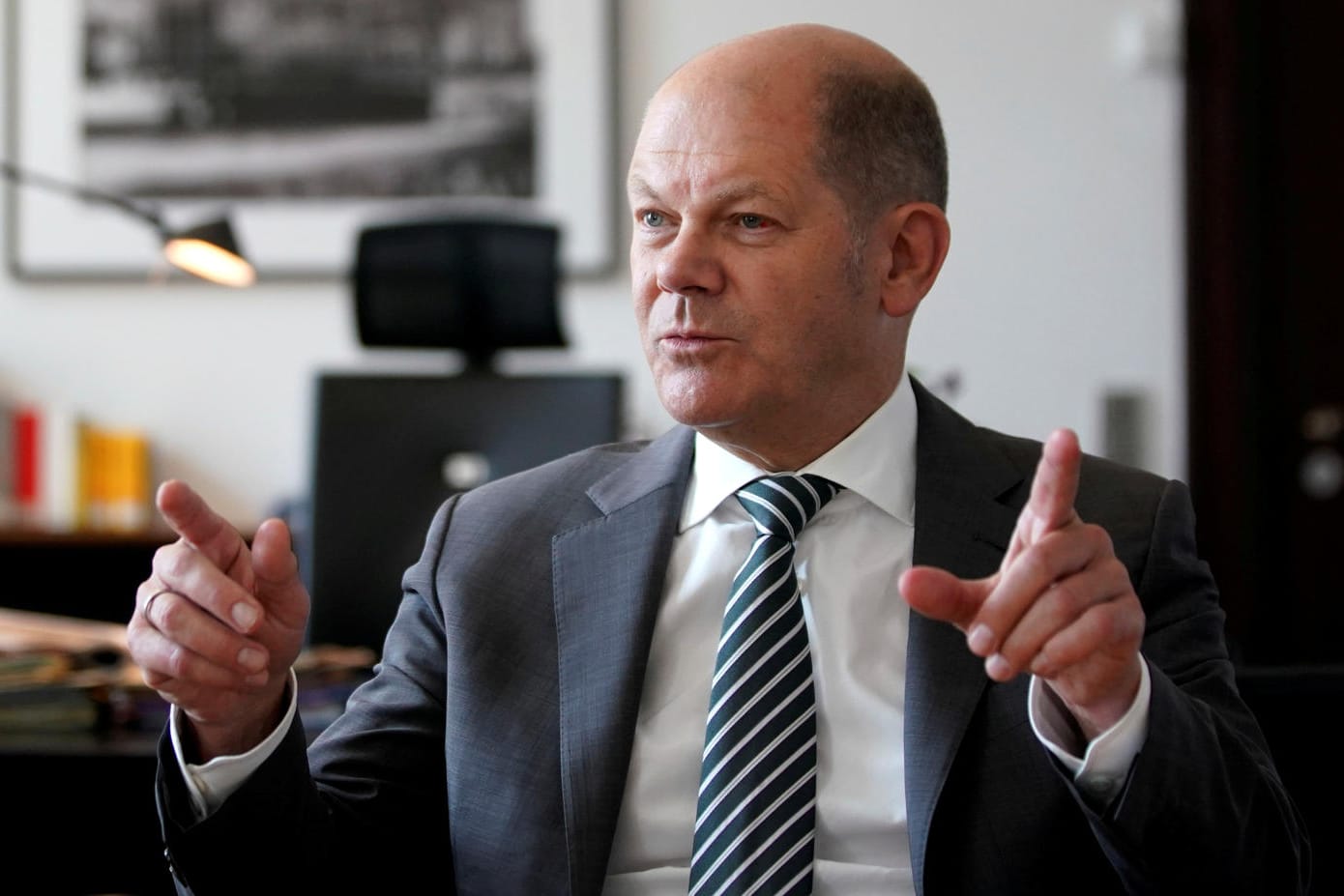 Olaf Scholz wirft offenbar im Rennen um den SPD-Vorsitz seinen Hut in den Ring.