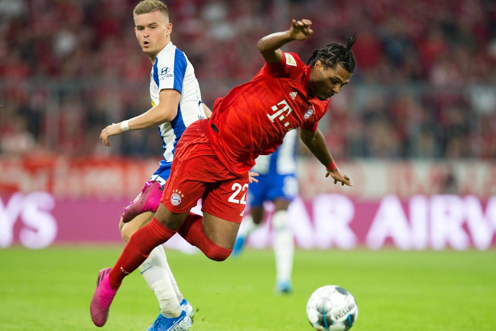Intensives Duell: Herthas Maximilian Mittelstädt (l.) im Zweikampf mit Bayerns Serge Gnabry.