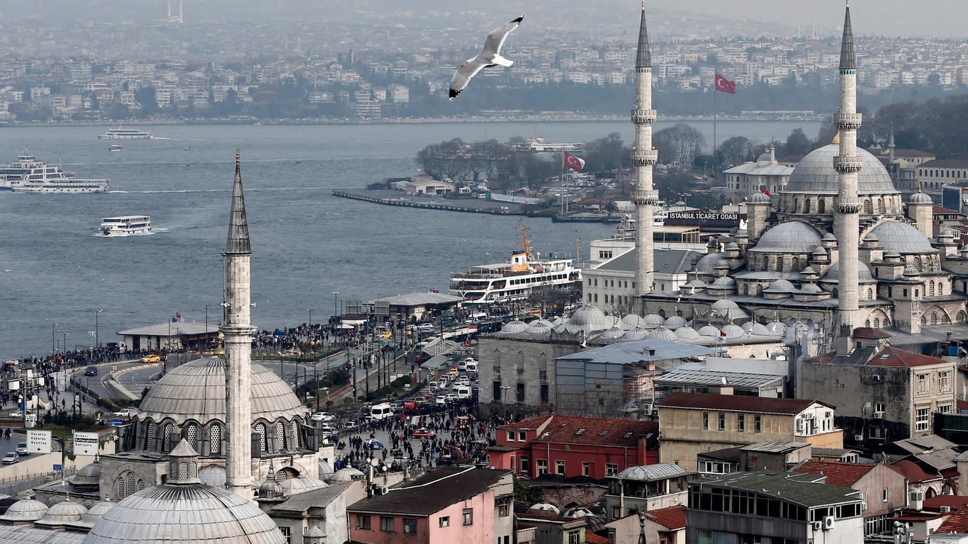 Istanbul: Die Yeni Cami und die Ahi Celebi Moschee im europäischen Teil der Stadt am Bosporus.