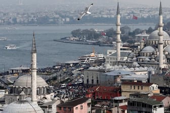 Istanbul: Die Yeni Cami und die Ahi Celebi Moschee im europäischen Teil der Stadt am Bosporus.