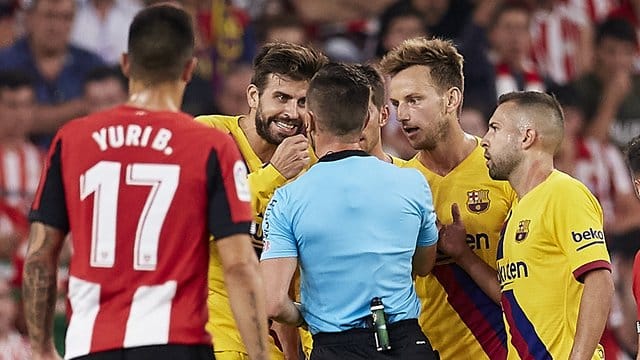 Die Spieler des FC Barcelona haderten auch mit dem Schiedsrichter. Die Spieler des FC Barcelona haderten auch mit dem Schiedsrichter.